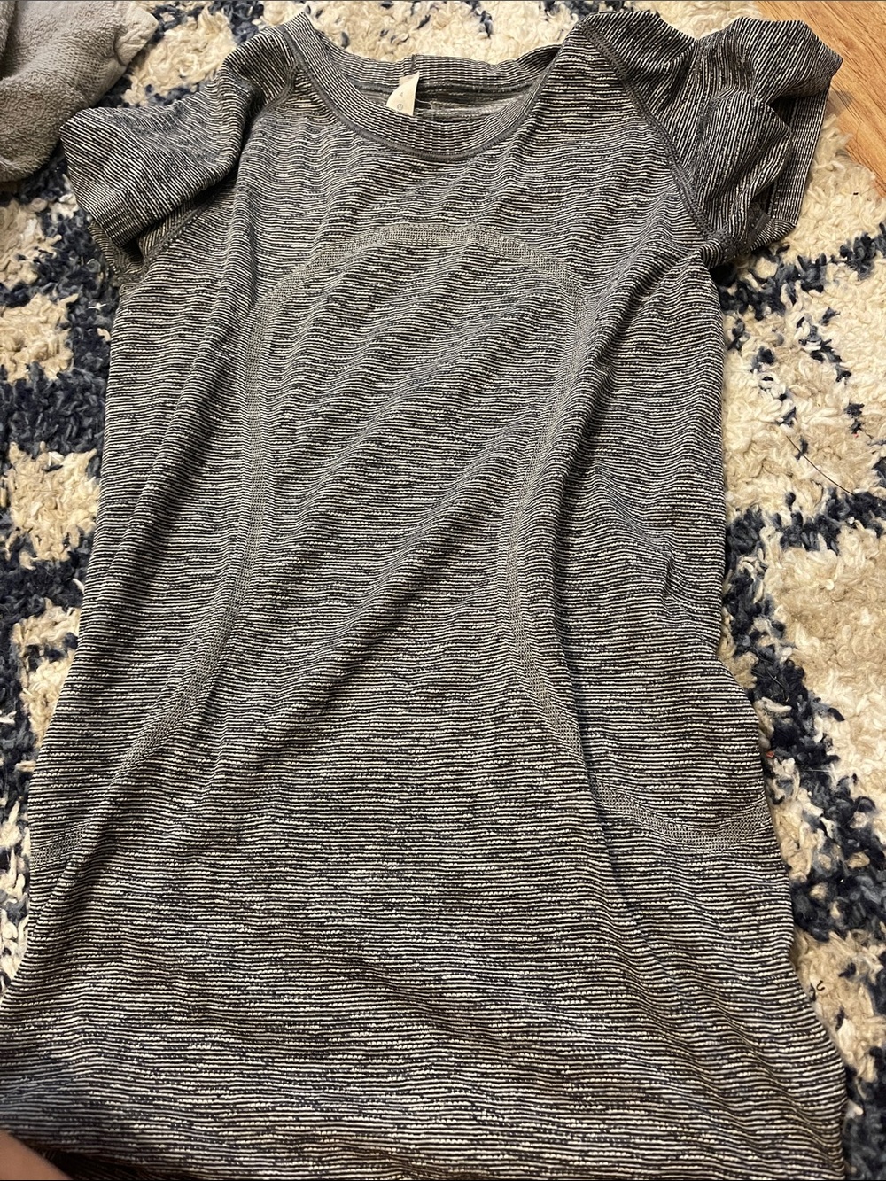 Lulu lemonHeathered Gray Short Sleeve